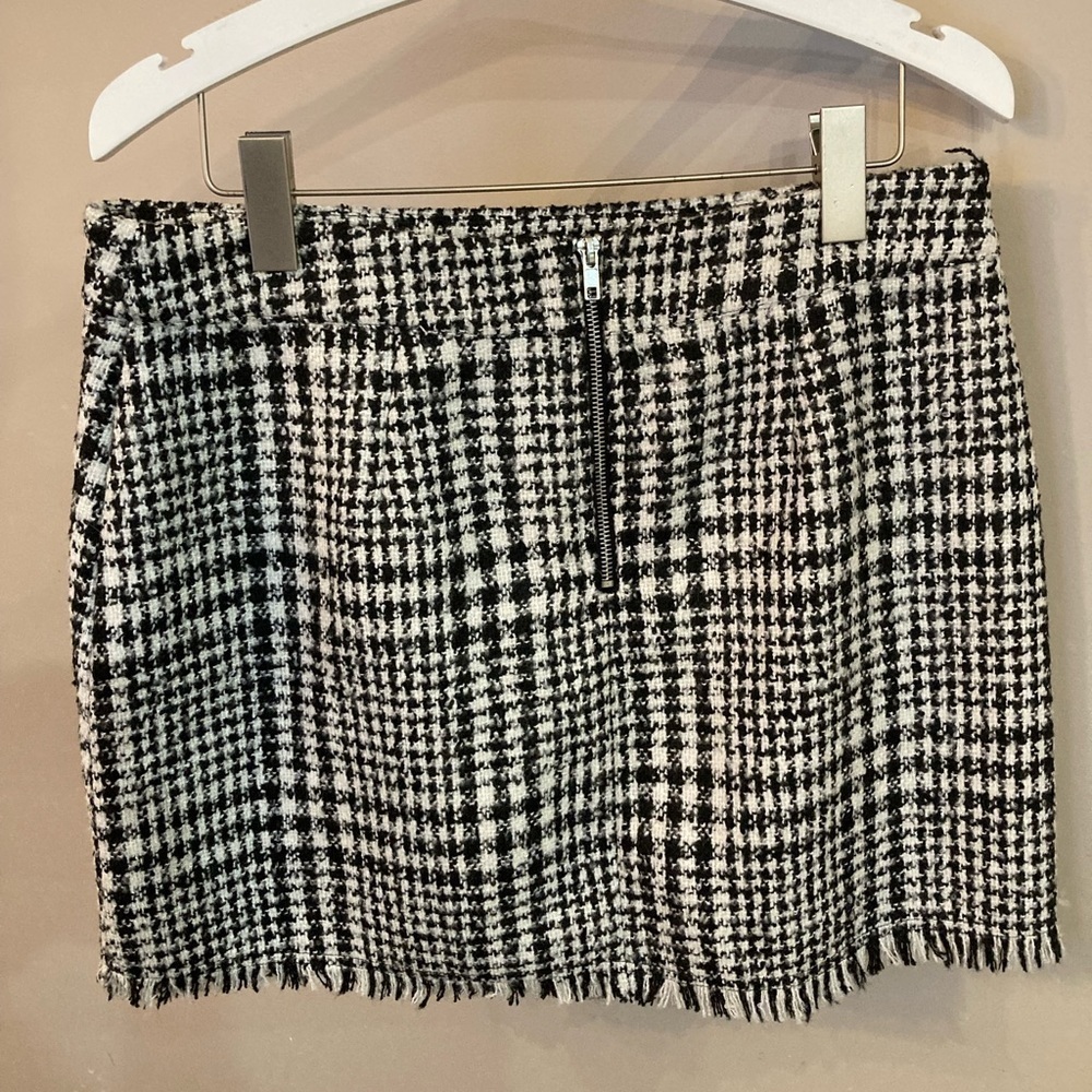 Charlie Moss tweed black and white skirt, zipper back, size large, fringe bottom